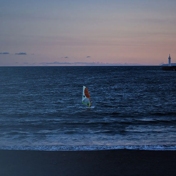 UMITOから見た夕方の風景で夕暮れにマリンスポーツをしている様子